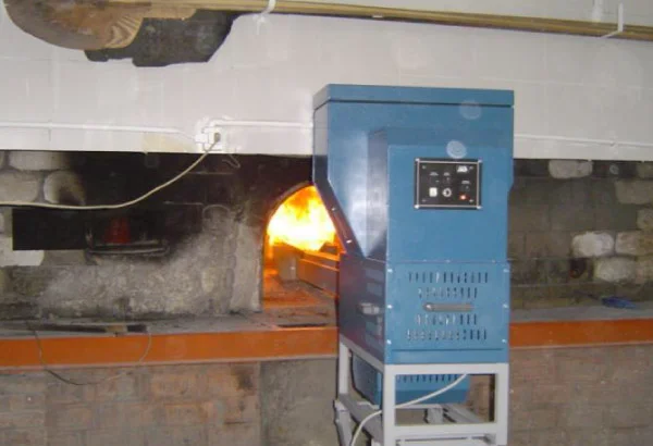 Bruciatore autoalimentato a pellet per panificio con forno a legna meccanico